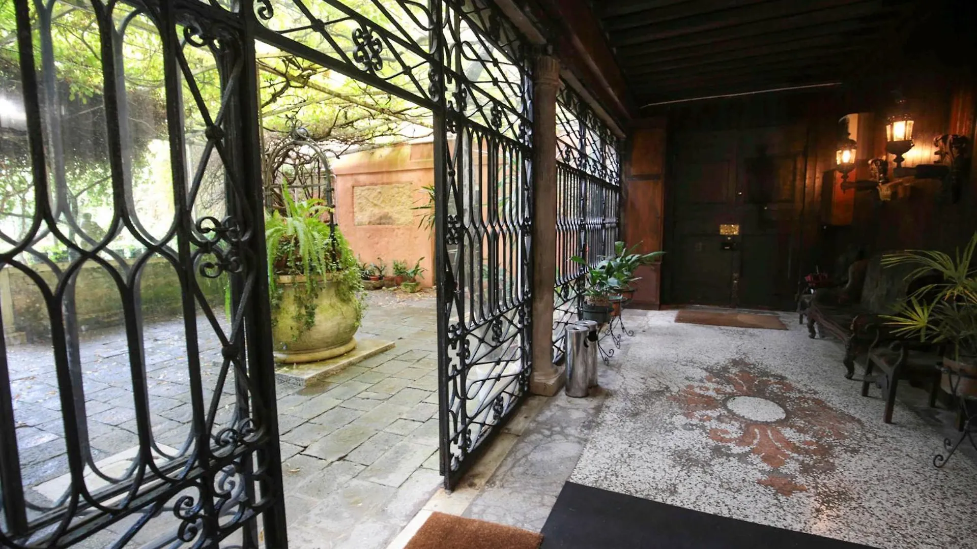 Il Giardino Segreto Di Monty Don Sul Canal Grande Venice Apartment