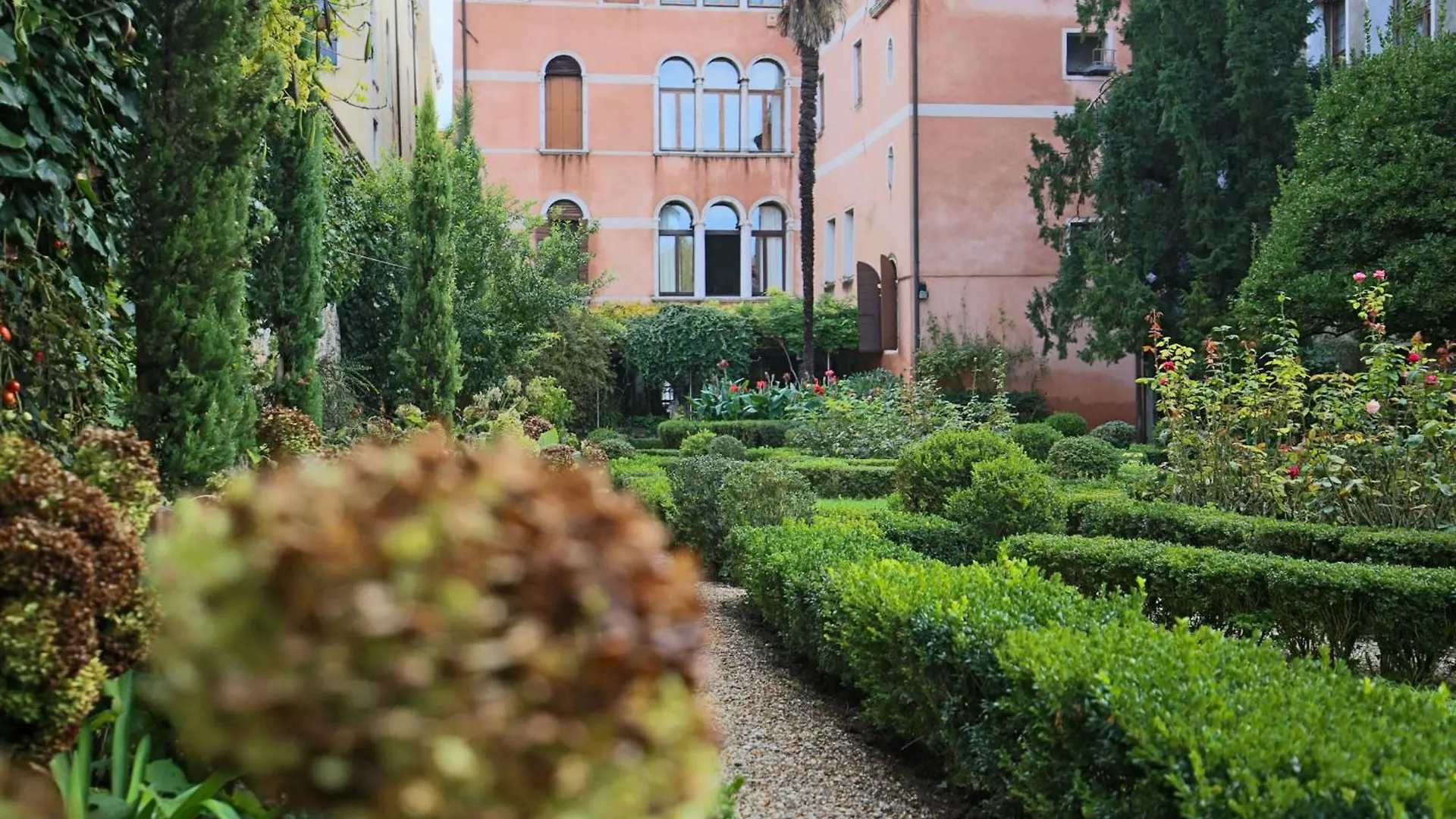 Il Giardino Segreto Di Monty Don Sul Canal Grande Venice Italy