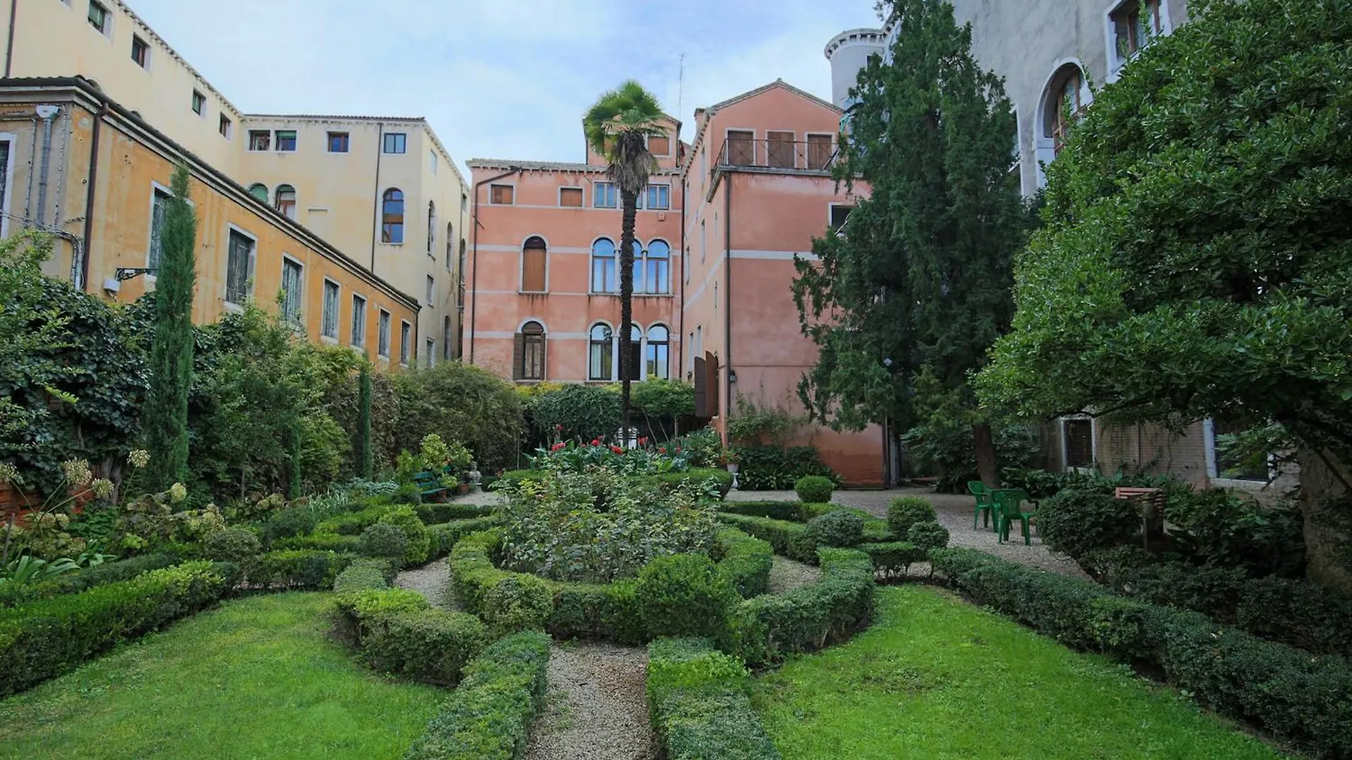 Il Giardino Segreto Di Monty Don Sul Canal Grande Venice 0*,  Italy
